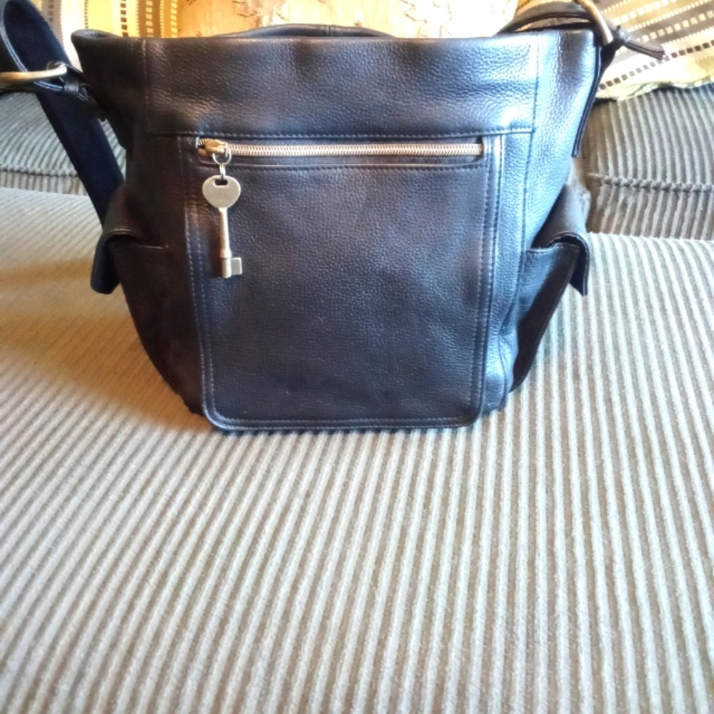 NWOT Fossil handbag shoulder or can be crossbody 11.5 w x 9.5 h 6 bottom